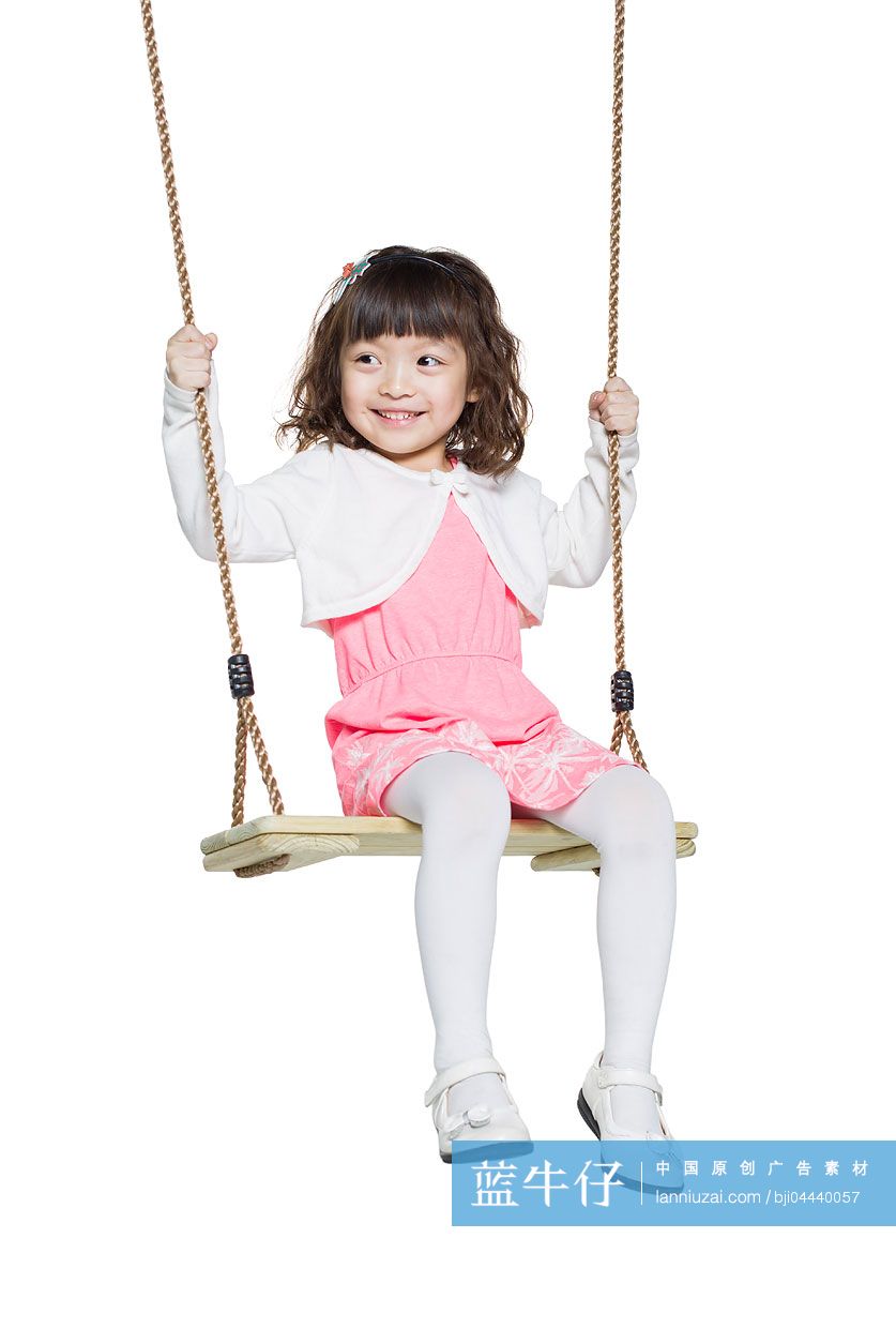 可爱的小女孩荡秋千