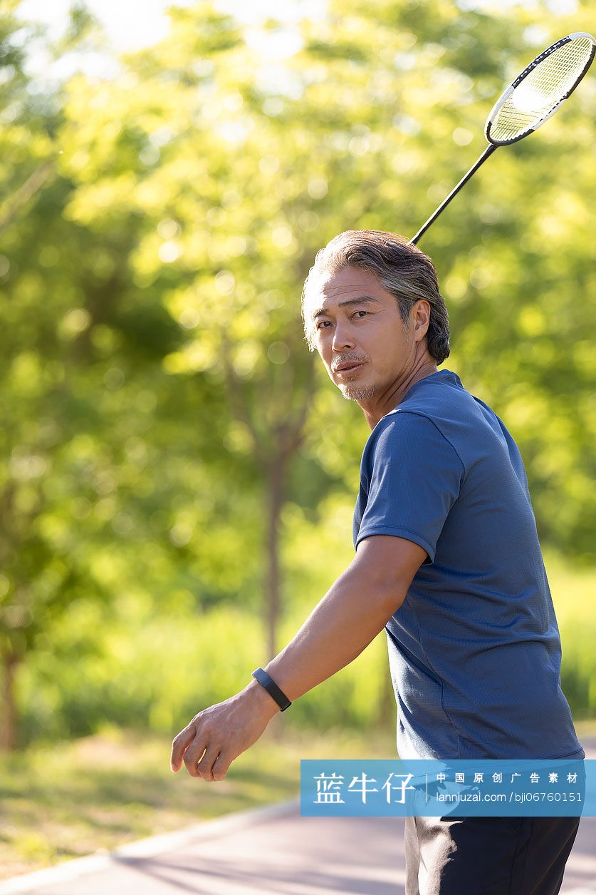 中老年男子在户外打羽毛球