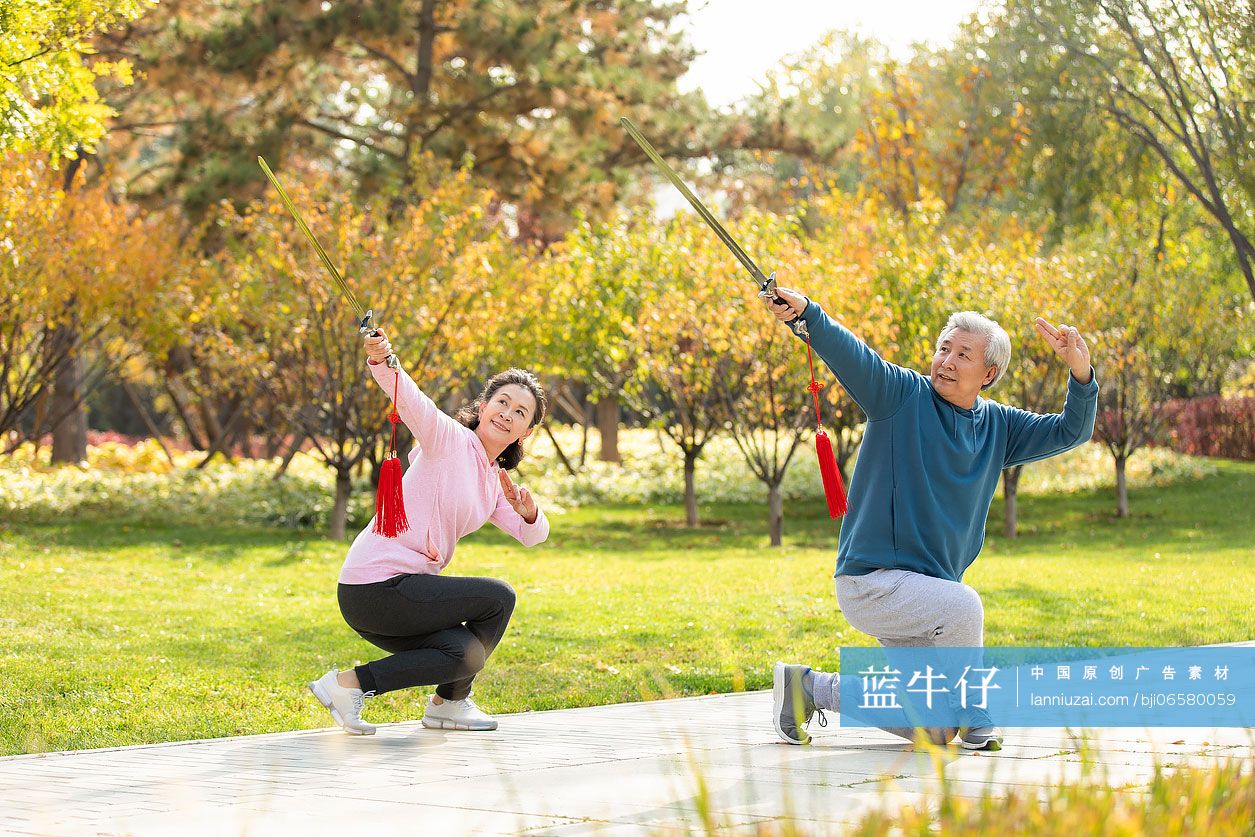 快乐的老年人在公园舞剑-蓝牛仔影像-中国原创广告影像素材