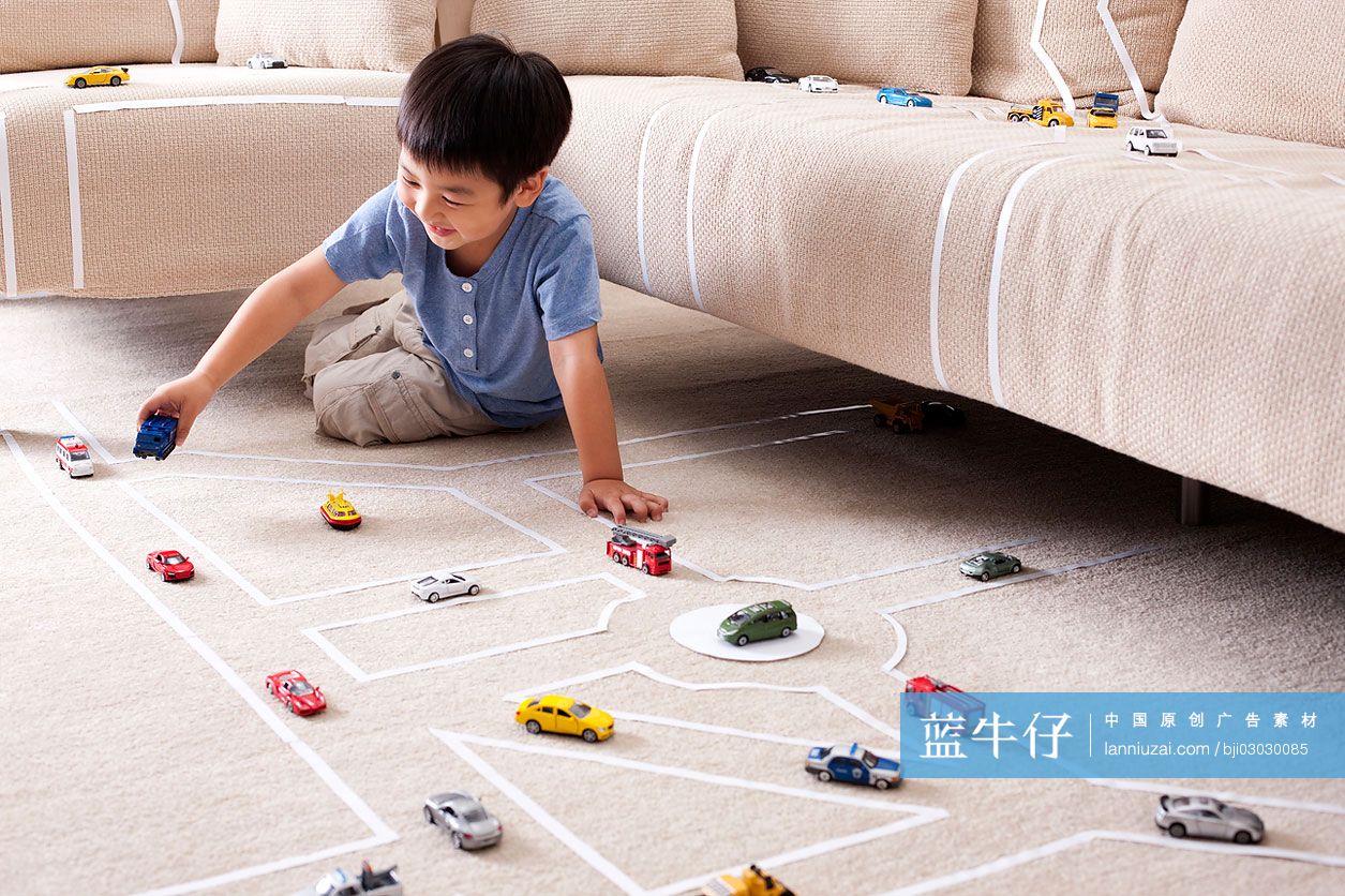 小男孩在家玩玩具车