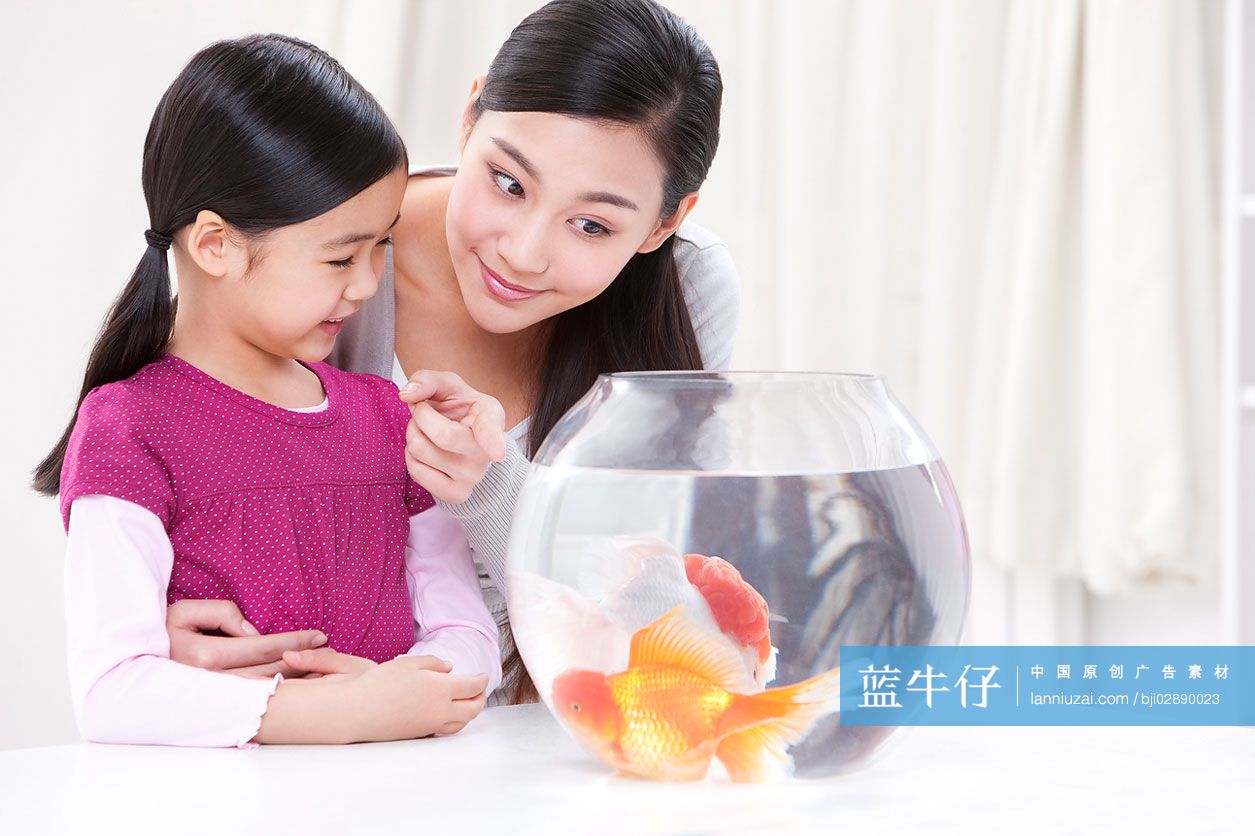 母女一起观赏金鱼