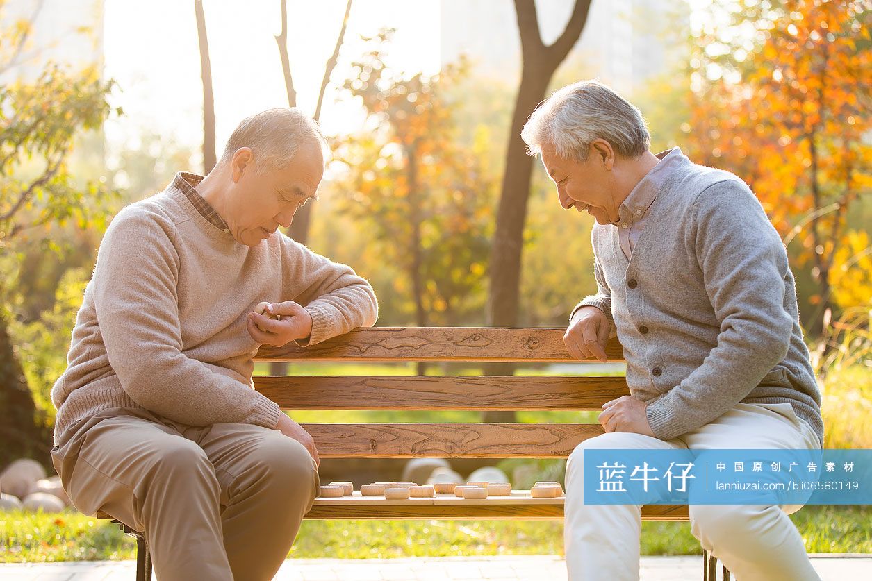 快乐的老年人下象棋