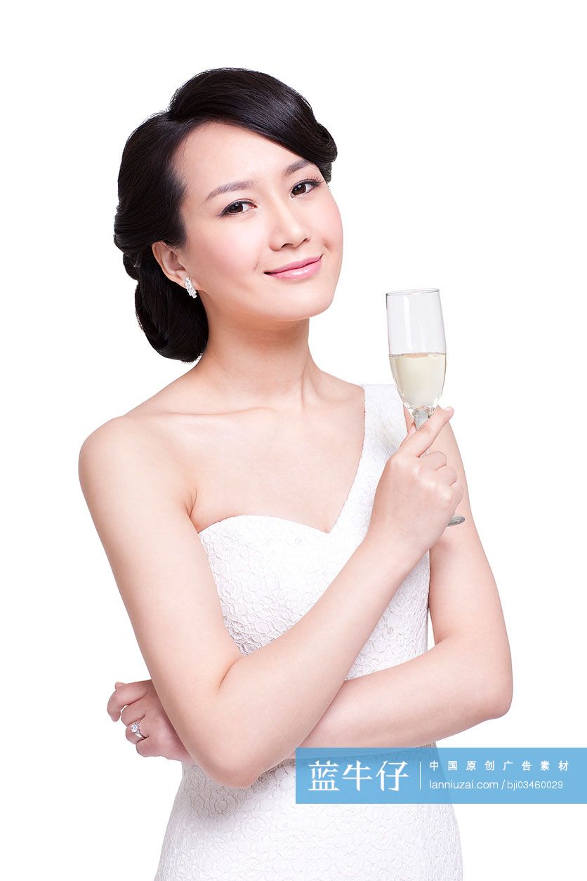 优雅的女人手拿香槟酒杯