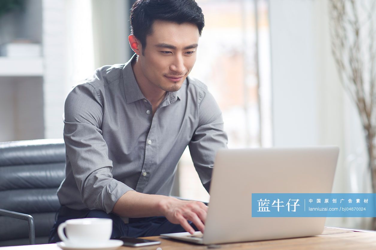 年轻商务男子在办公室工作