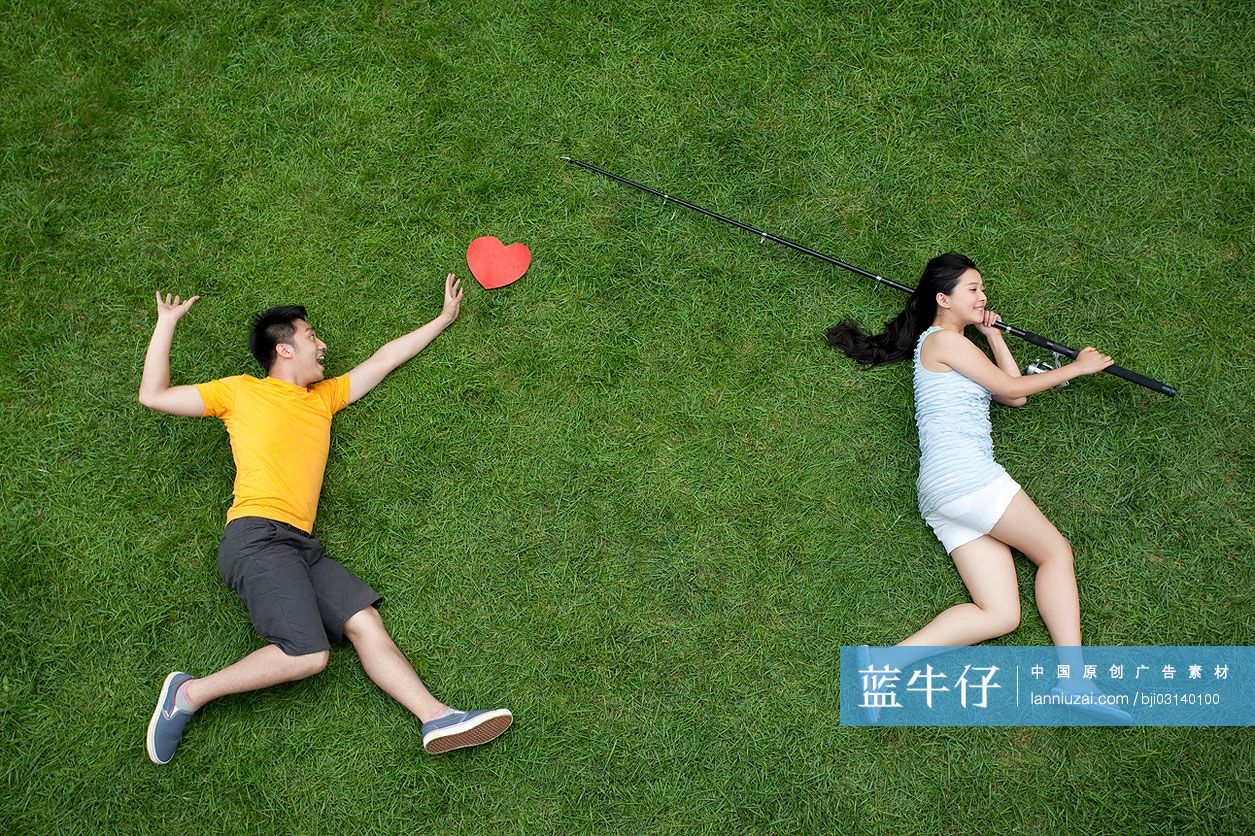 甜蜜情侣手牵手躺在在草地上-蓝牛仔影像-中国原创广告影像素材