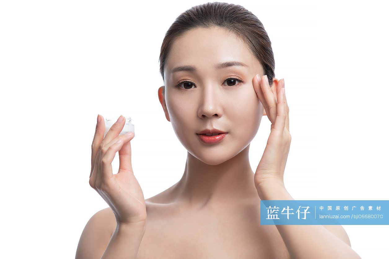 年轻女子涂抹护肤品