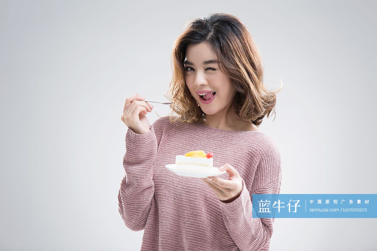 年轻美女吃蛋糕