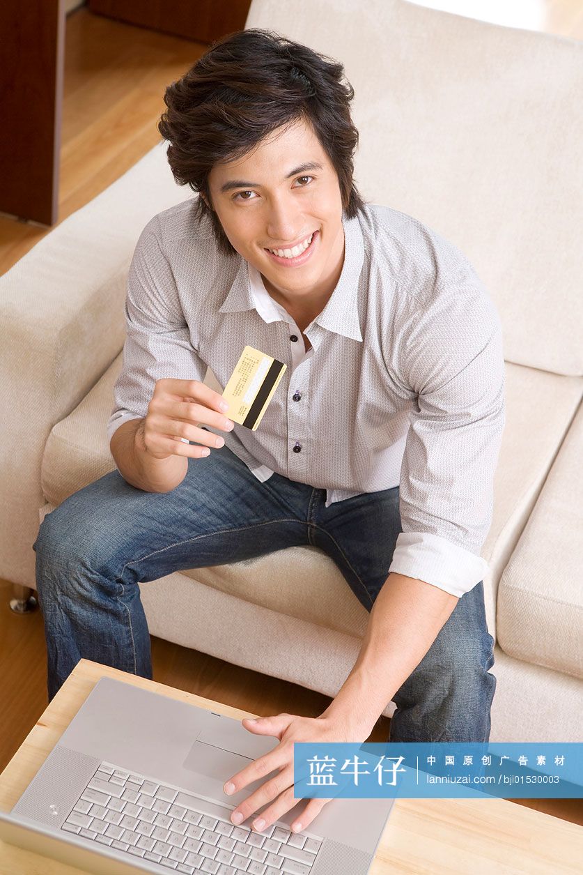 网上购物的年轻男子