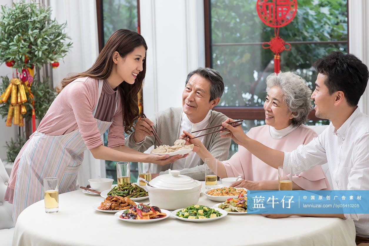 幸福家庭吃新年团圆饭