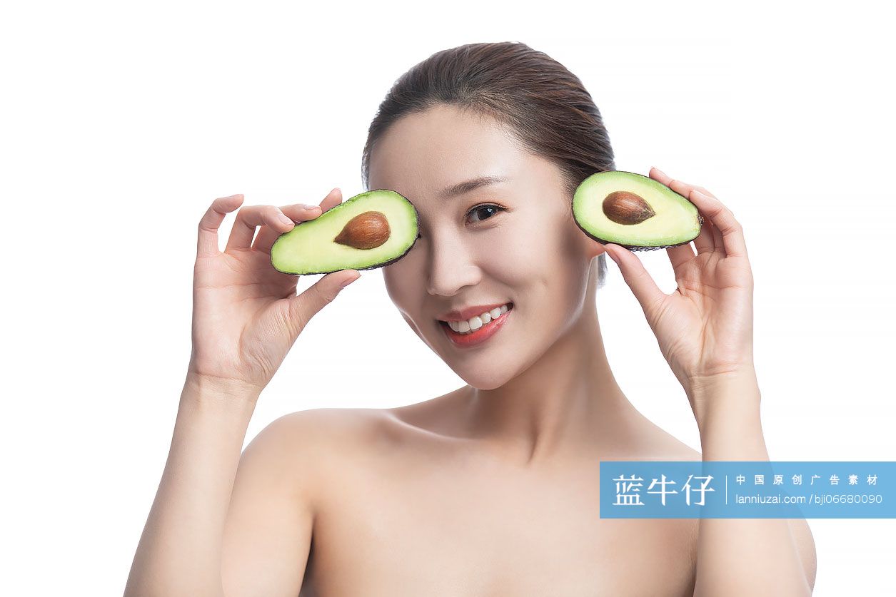 漂亮的年轻女子拿着牛油果