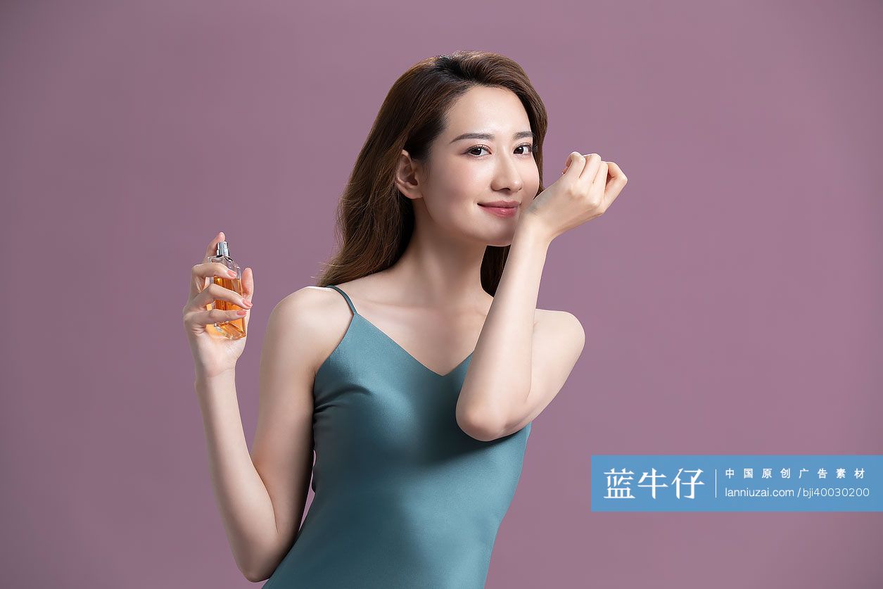 漂亮的年轻女子喷香水