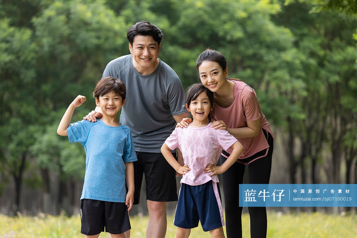 一家人在公园晨跑