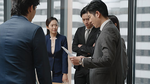 Confident Chinese business people having a meeting,4K