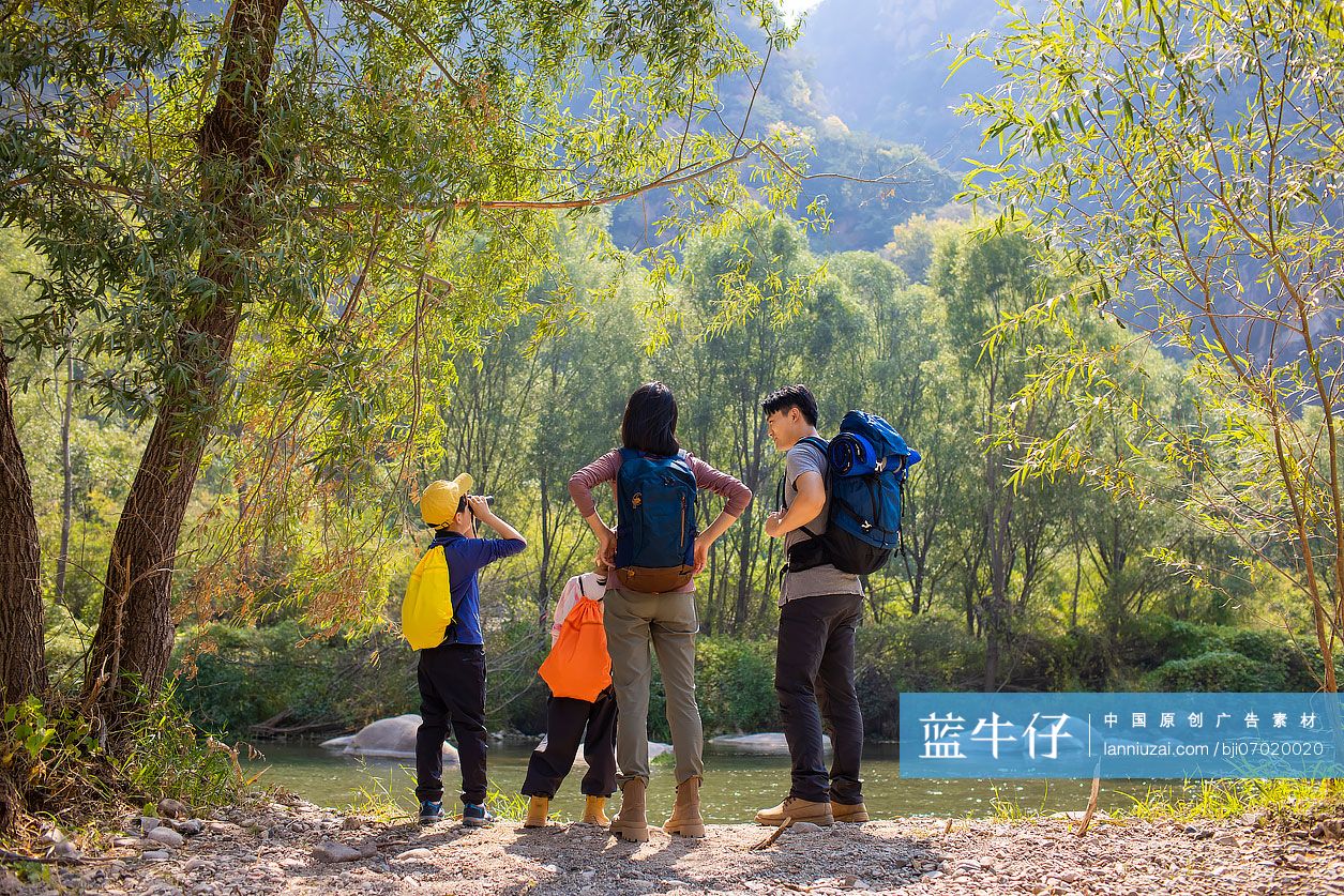 快乐的年轻家庭户外徒步旅行