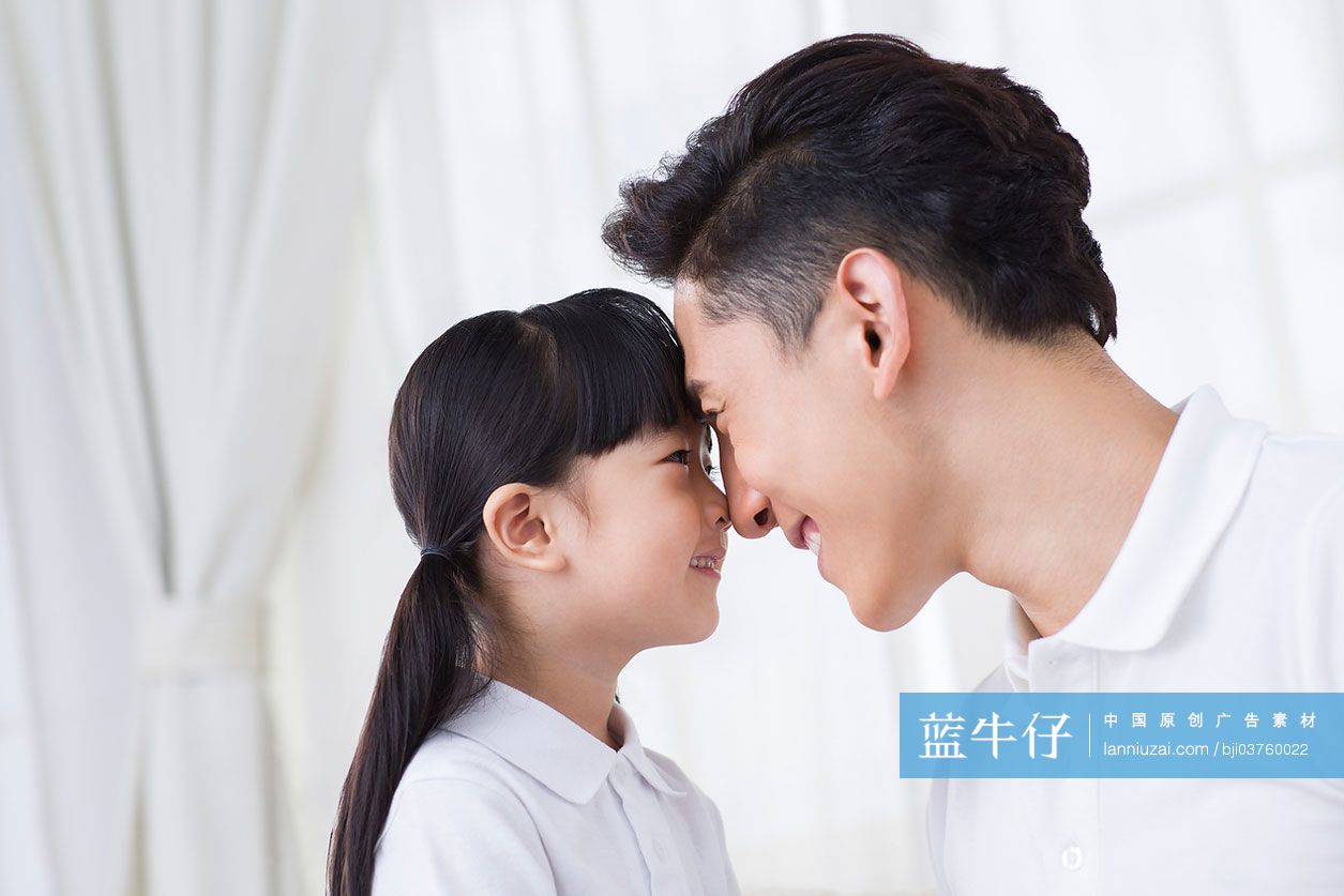 父亲抱着女儿头碰头-蓝牛仔影像-中国原创广告影像素材