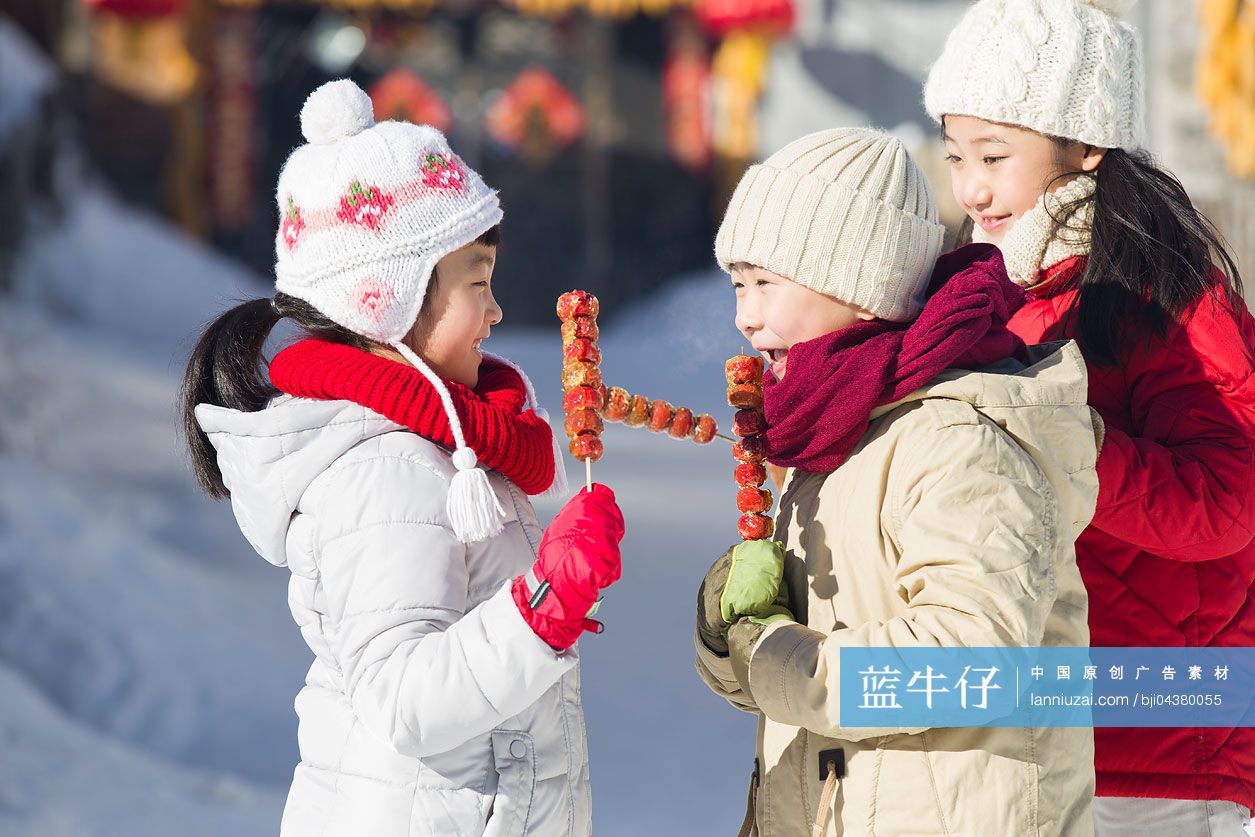 快乐的孩子们吃冰糖葫芦