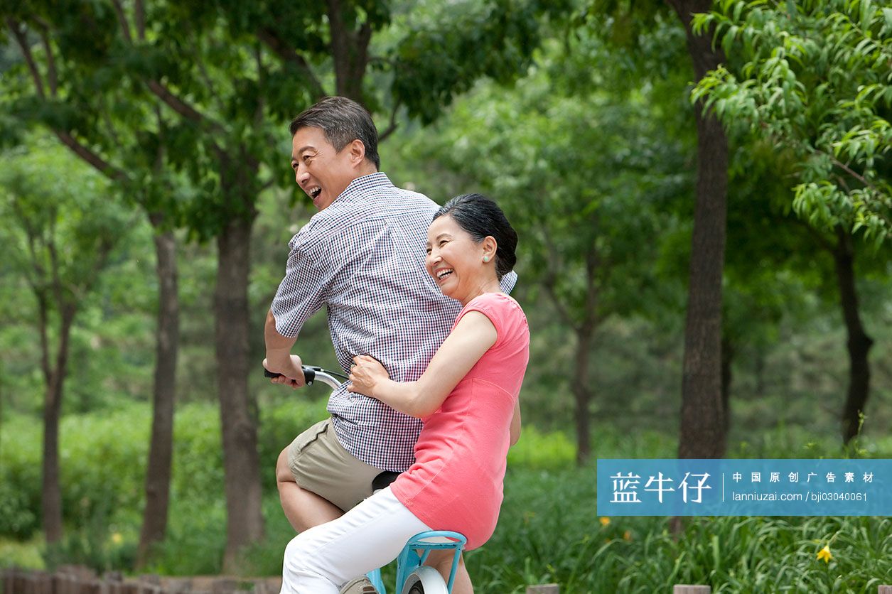 老年夫妻公园内骑自行车-蓝牛仔影像-中国原创广告影像素材