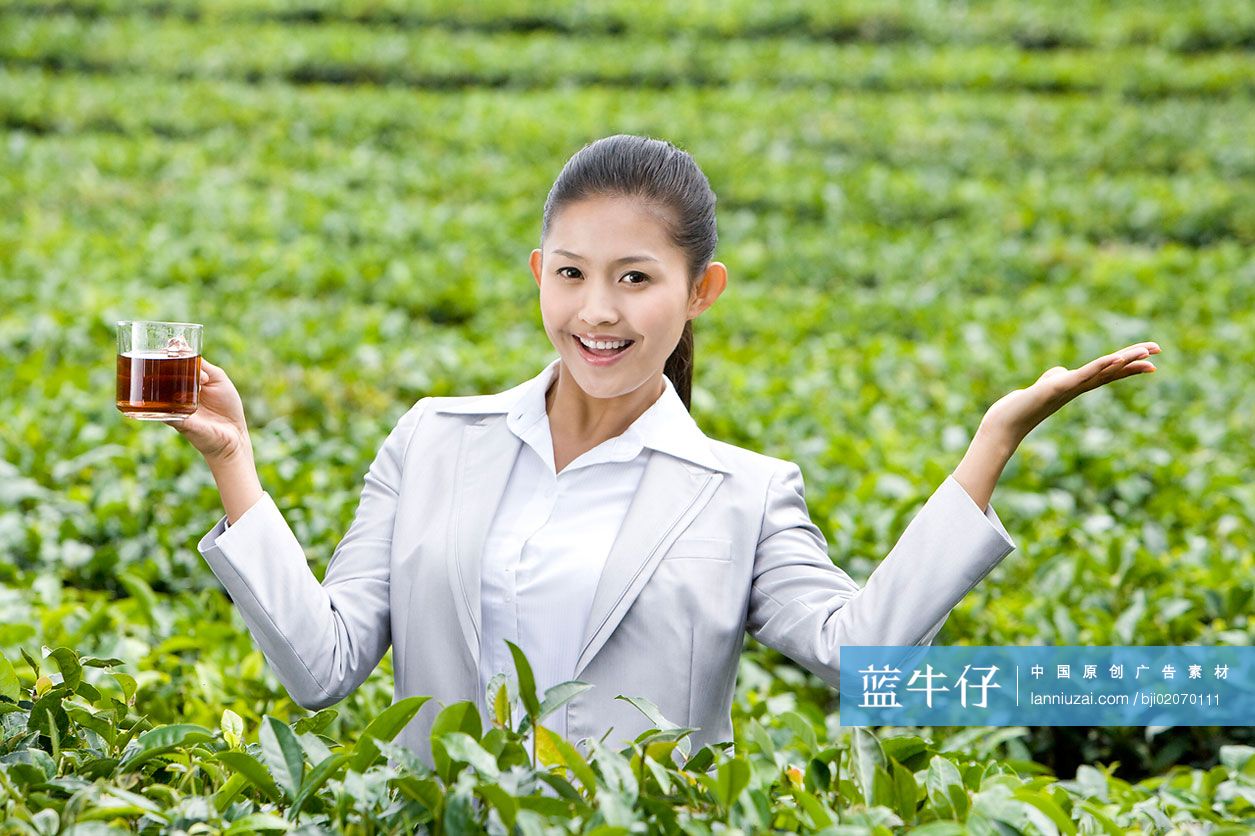 商务女士在茶园喝茶