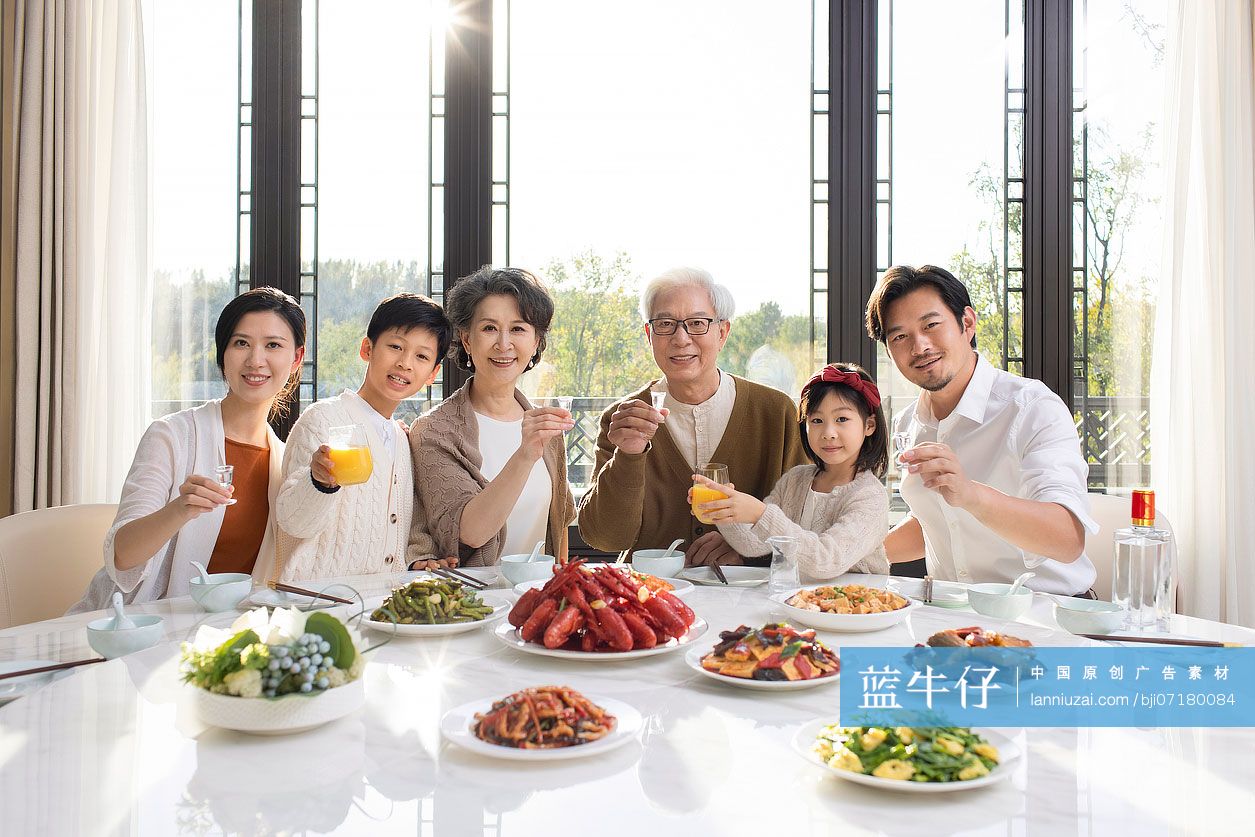 快乐家庭吃年夜饭