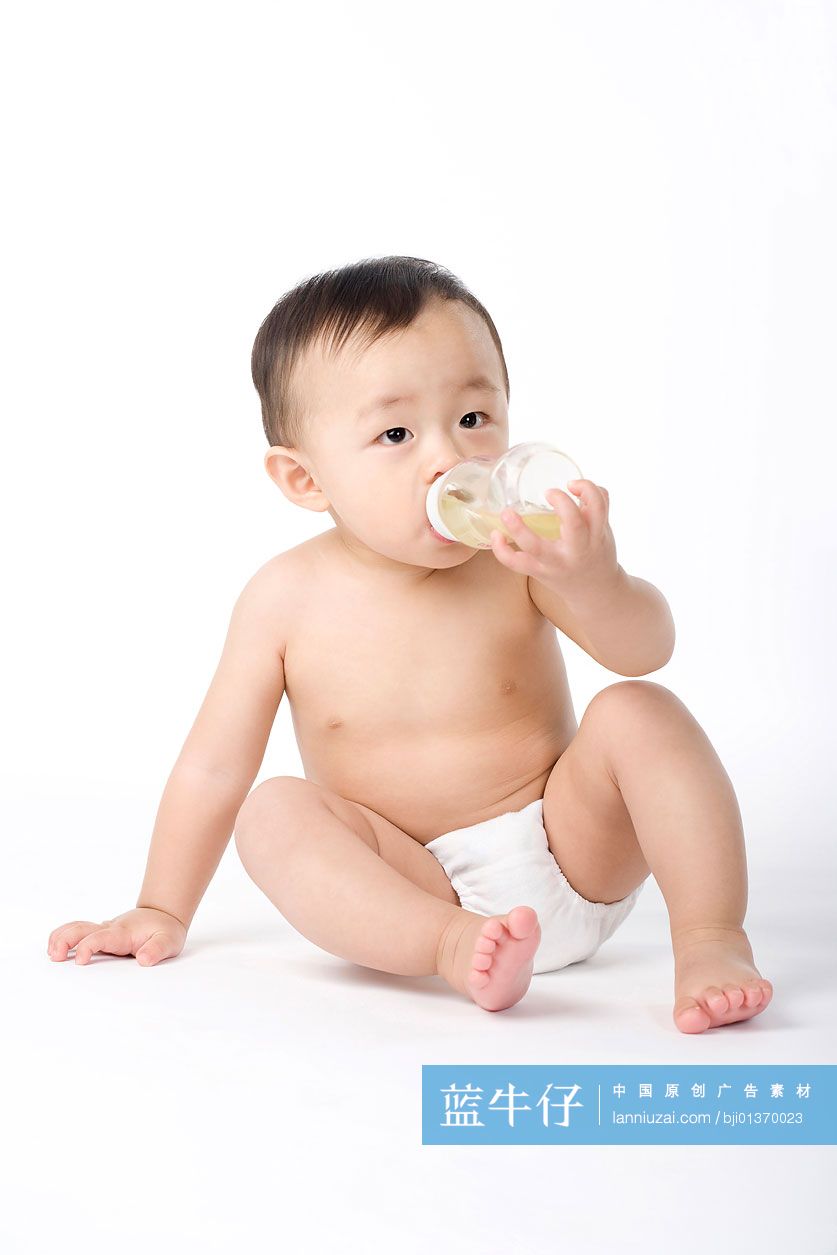 婴儿和奶瓶