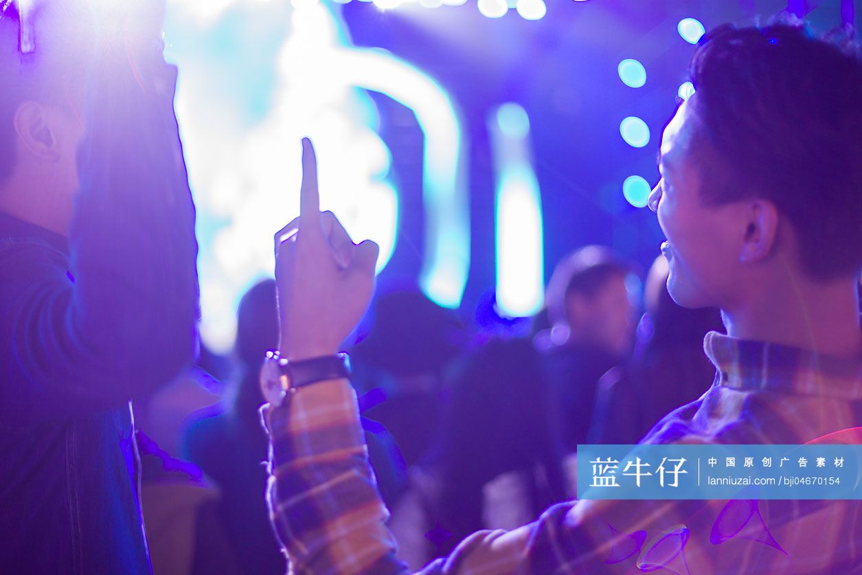 年轻人参加音乐节