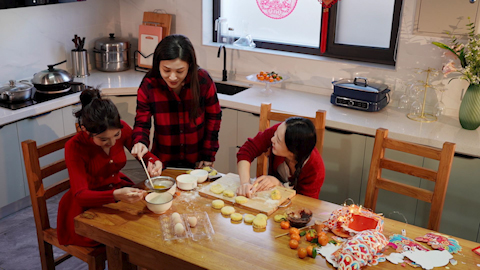 年轻朋友们自制月饼庆祝节日