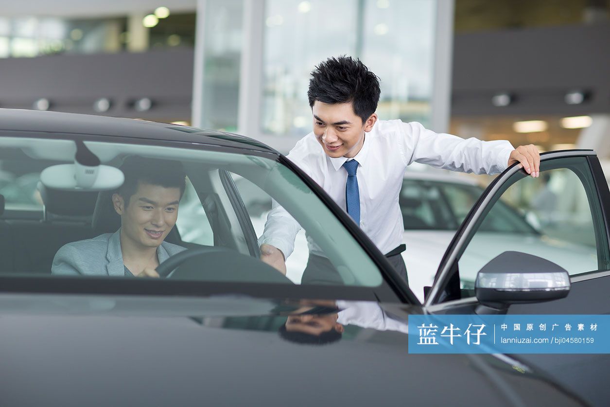 年轻男子在4S店试驾新车