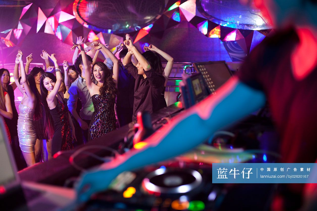 时尚年轻人在舞厅跳舞