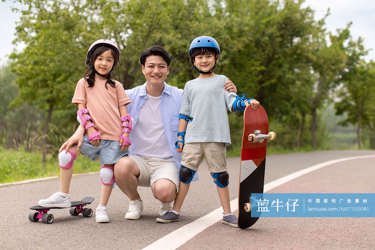 爸爸带孩子玩滑板