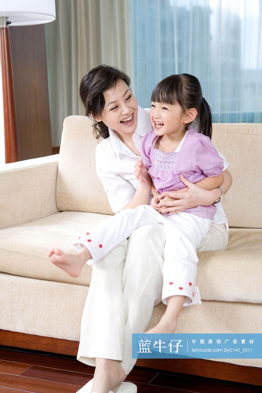 母女坐在沙发上