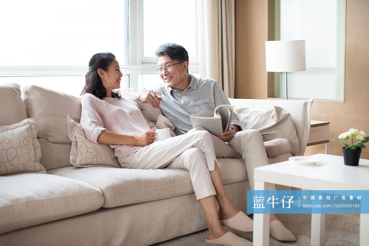 快乐的成熟夫妇在客厅谈话