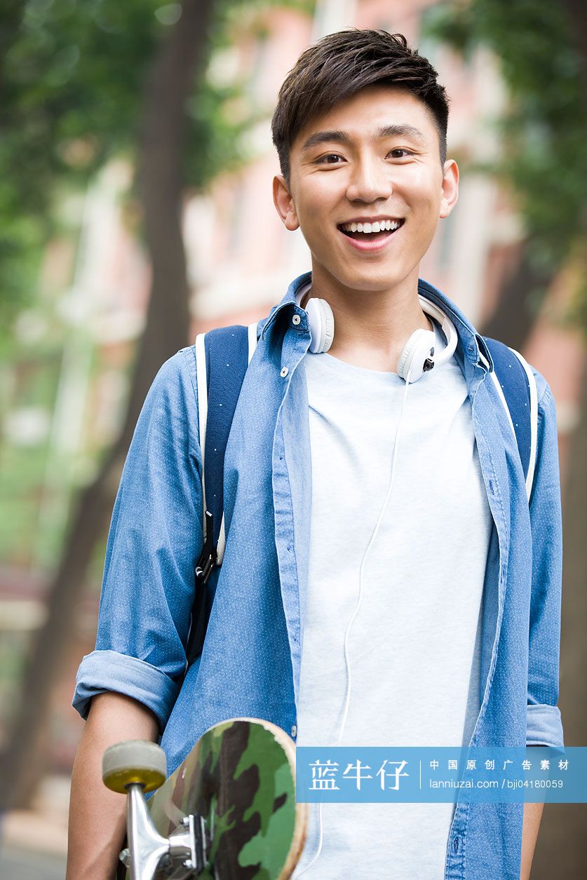 校园里拿着滑板的大学生