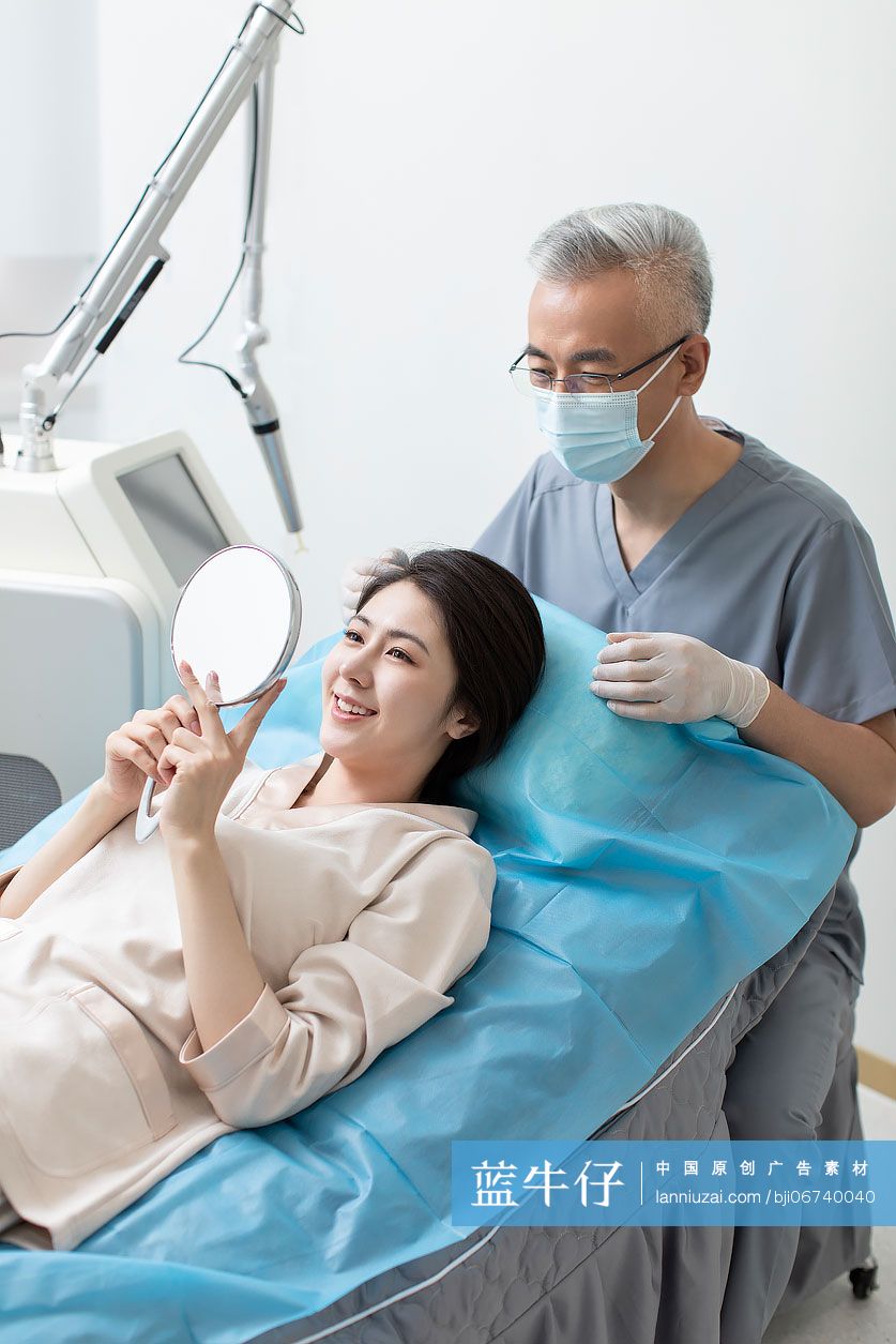 年轻女士医美护肤