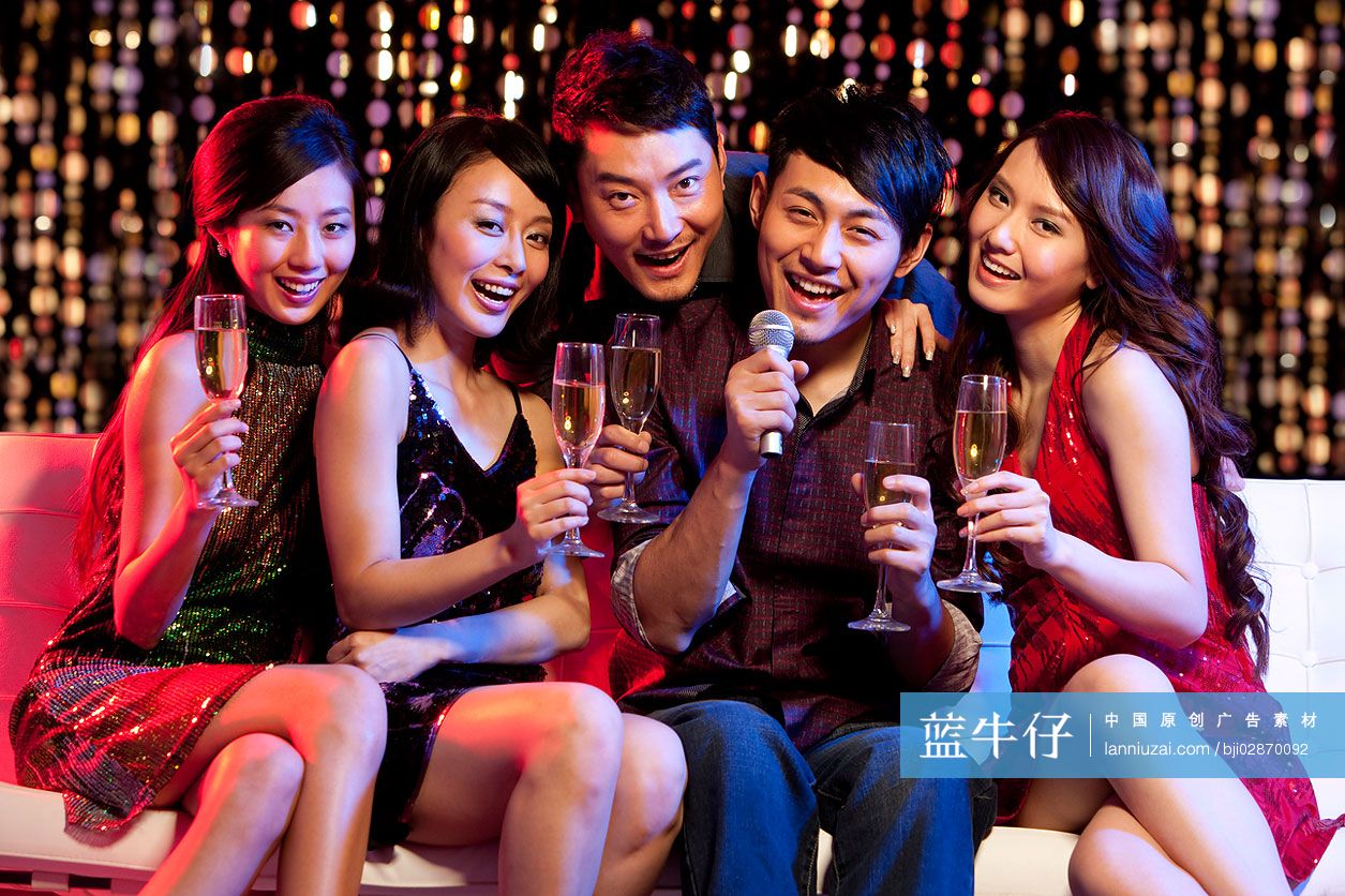 时尚青年唱卡拉OK