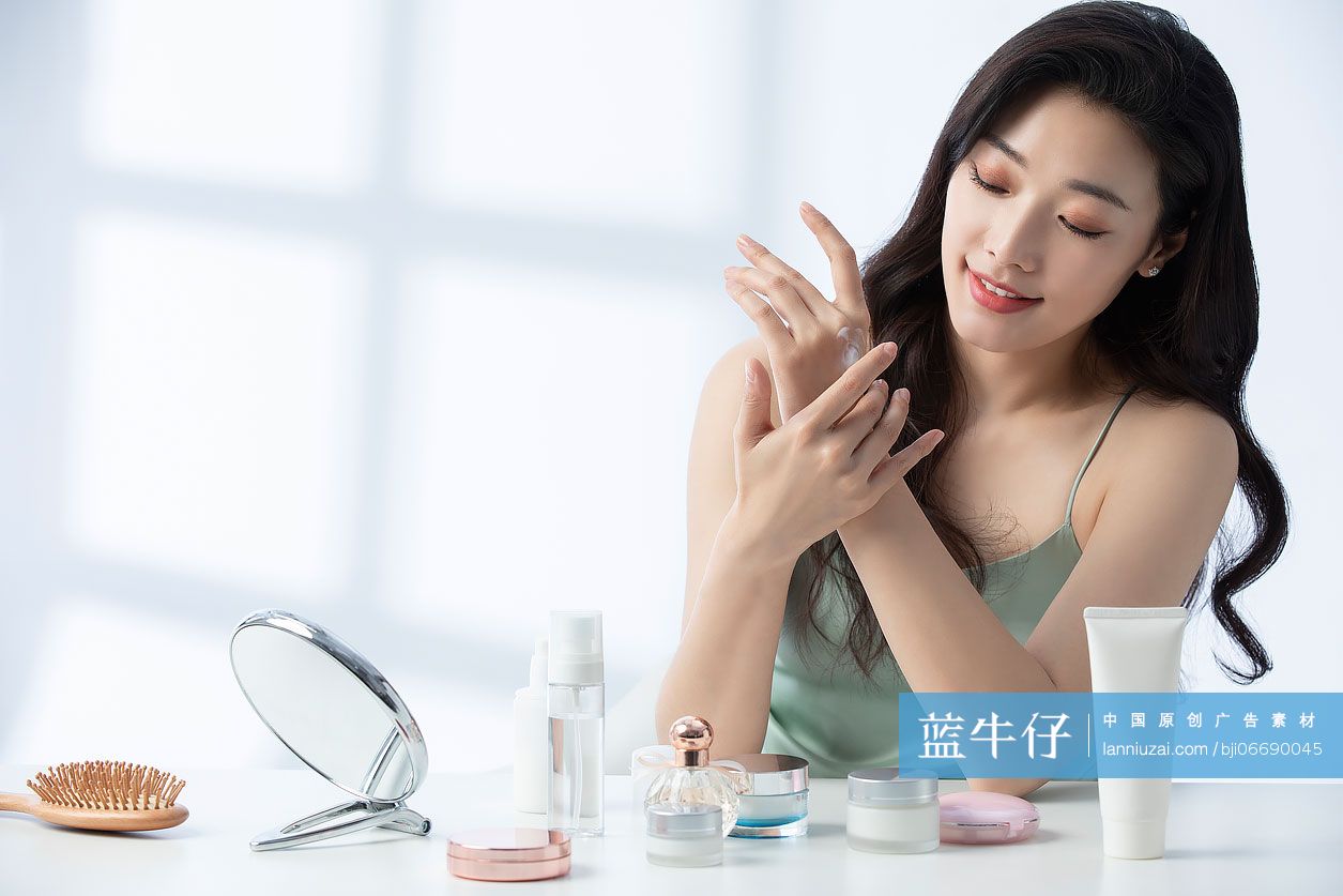 年轻美女抹润肤露