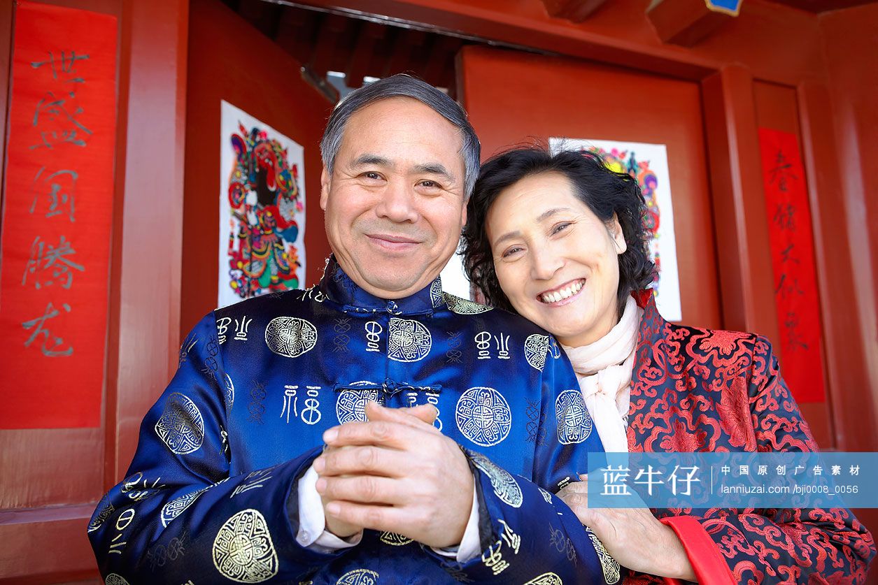 老年夫妇身着唐装拜年