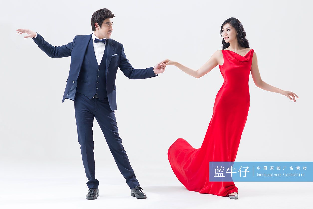 优雅的年轻情侣跳舞