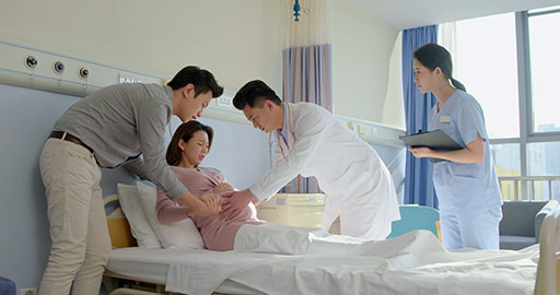 Chinese doctor examining pregnant woman in hospital ward,4K