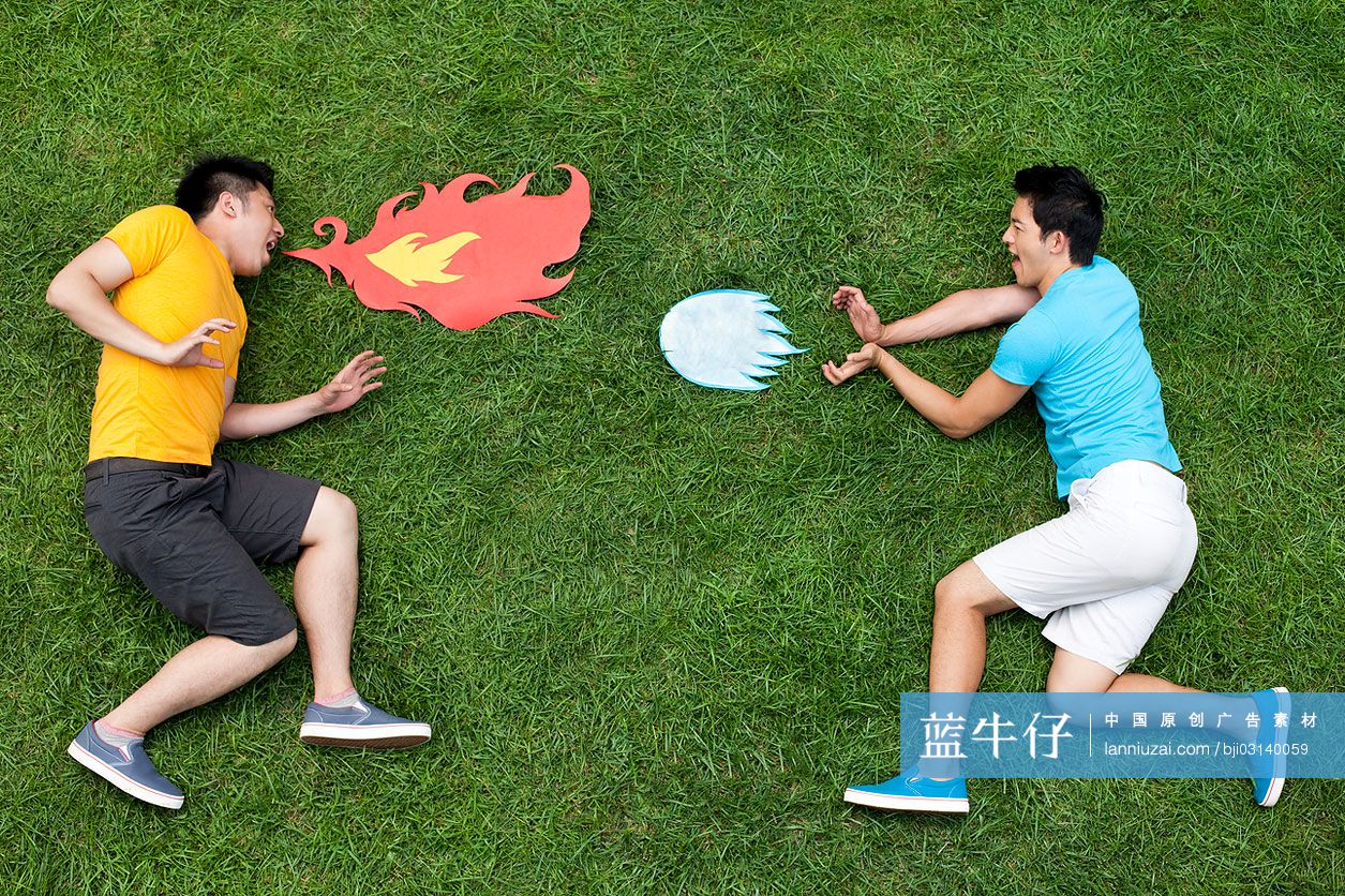 创意男子在草地上模仿打斗