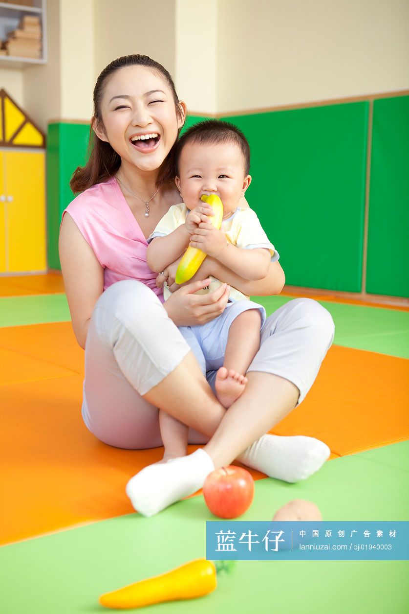 小宝宝和妈妈一起玩耍