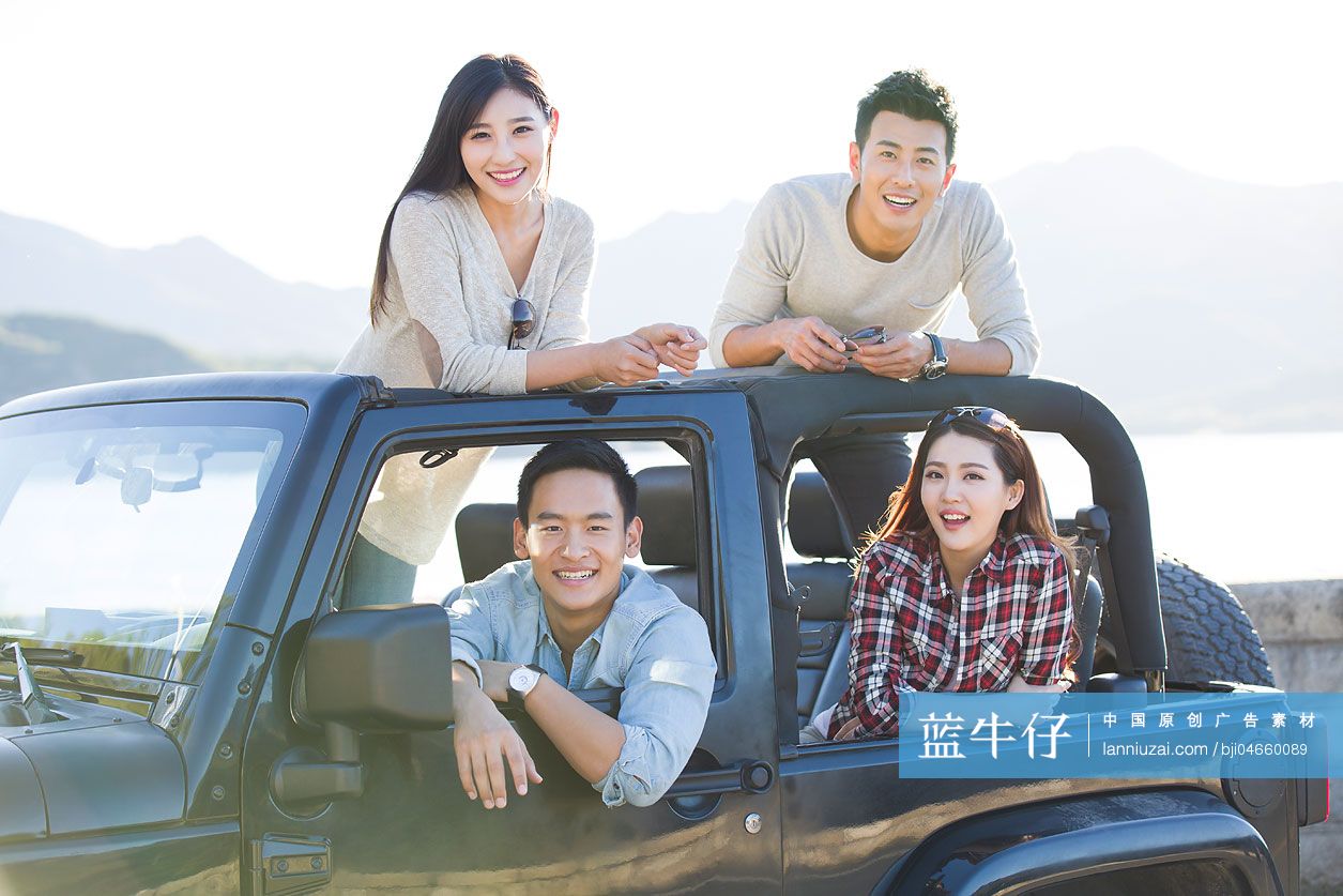 年轻人开吉普车出游