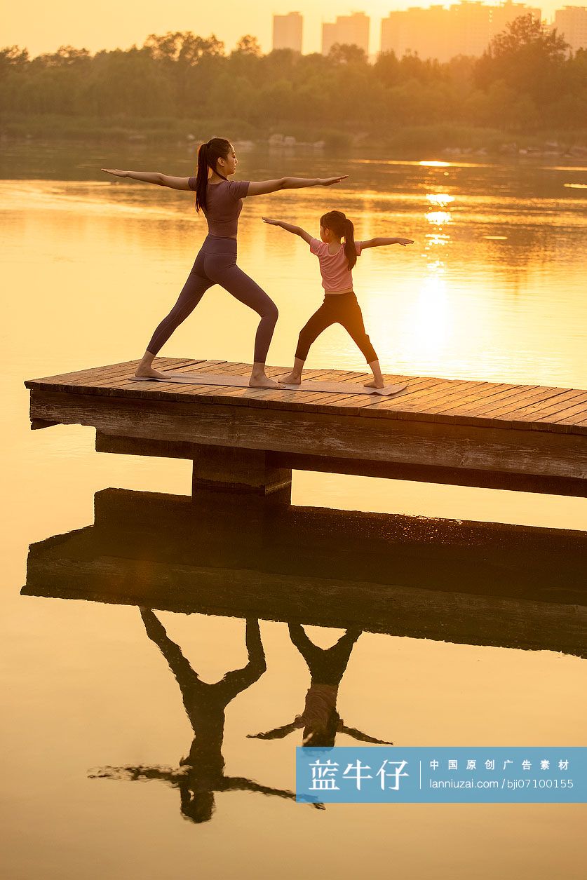 妈妈和女儿做瑜伽