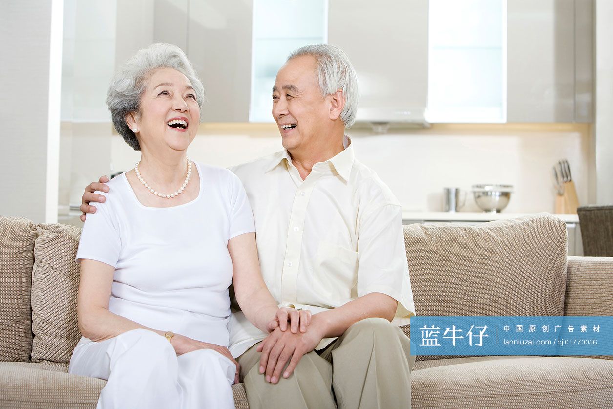 两个老人坐在沙发上