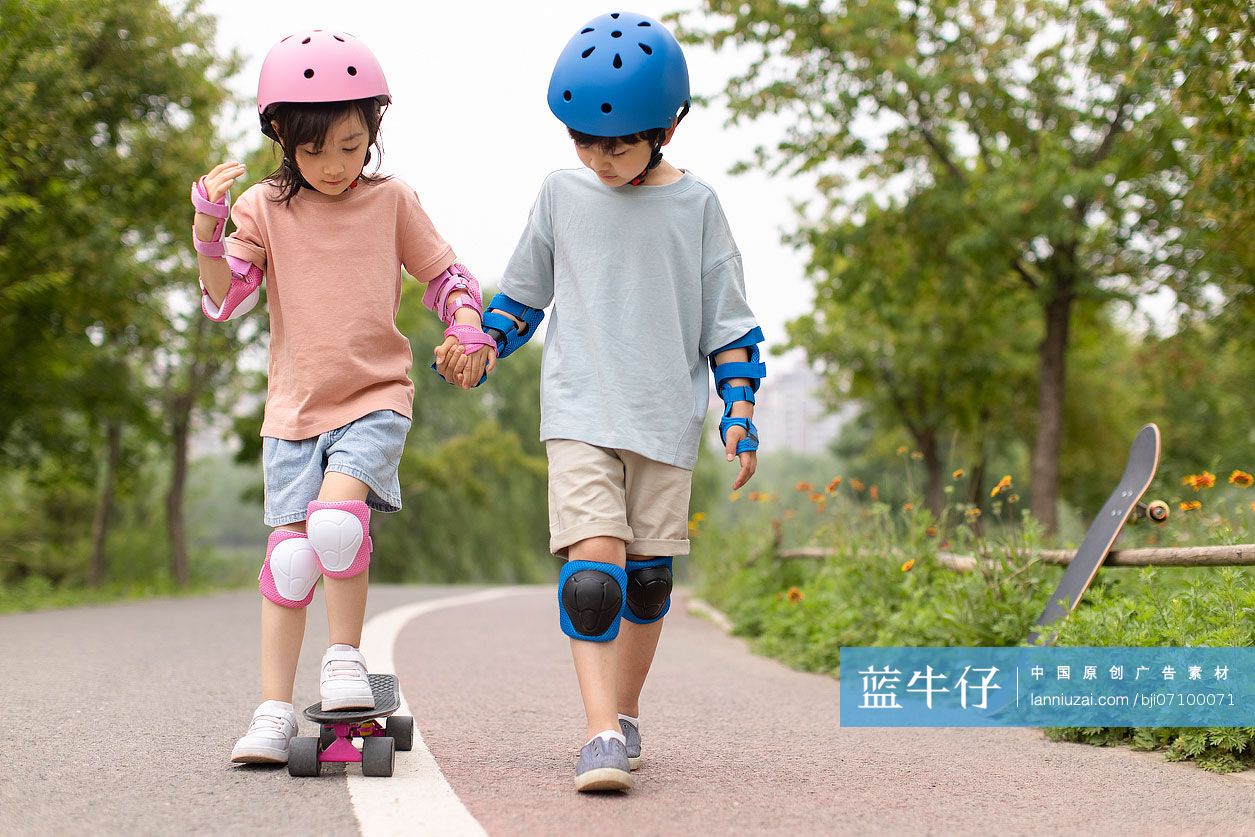 男孩女孩玩滑板