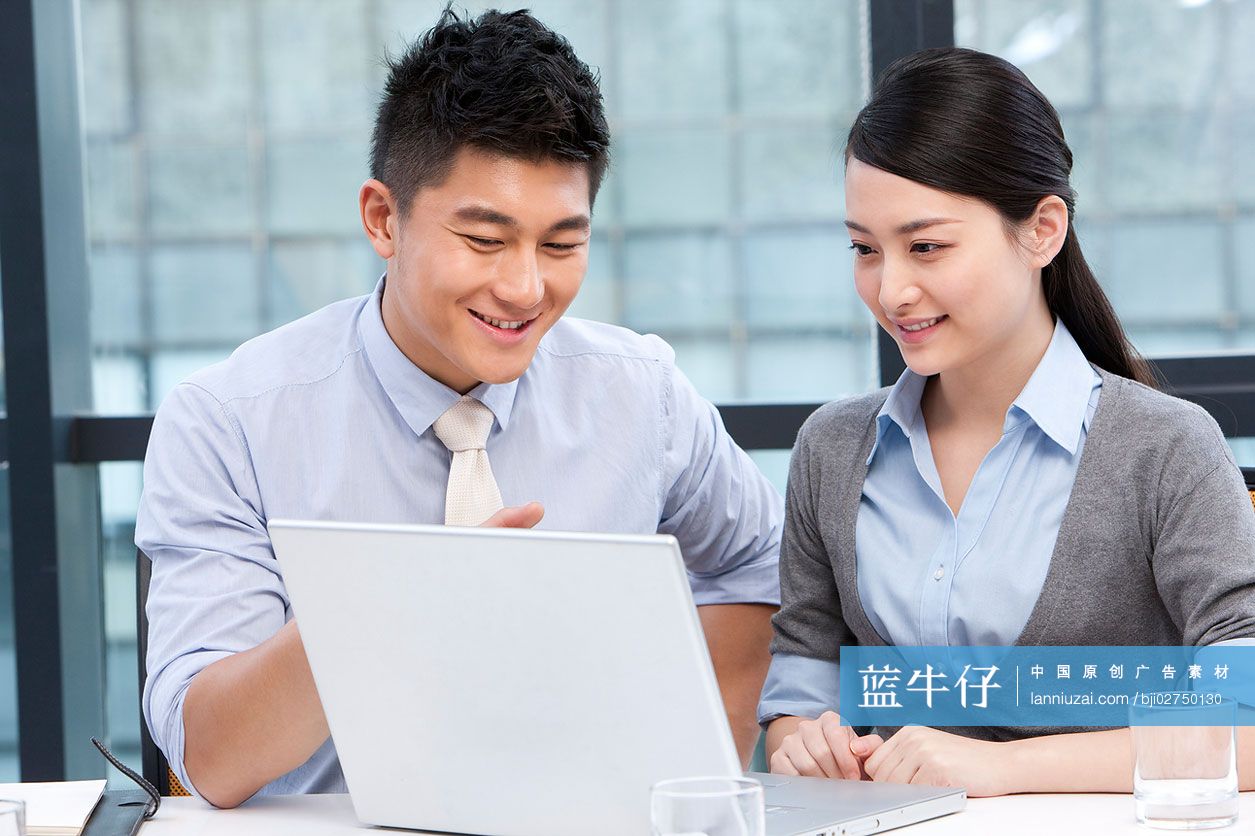 商务人士用笔记本电脑