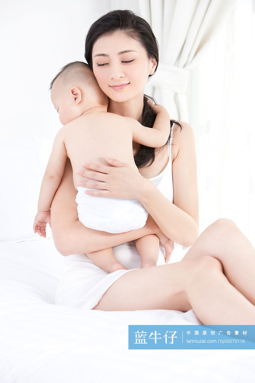 母亲和熟睡的宝宝