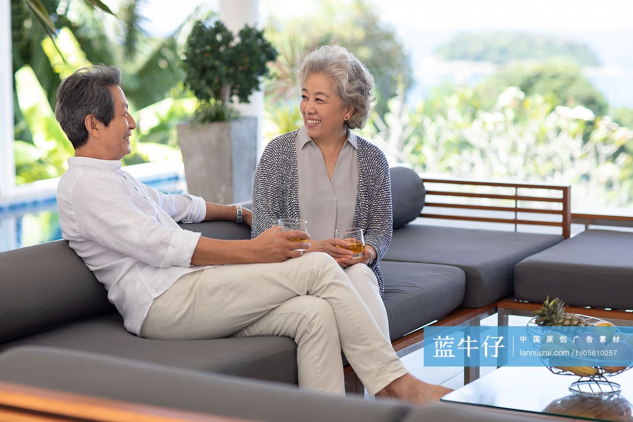 老年夫妇在酒店房间喝酒