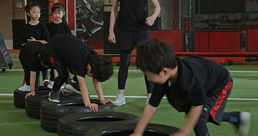 儿童在教练的指导下进行体能训练
