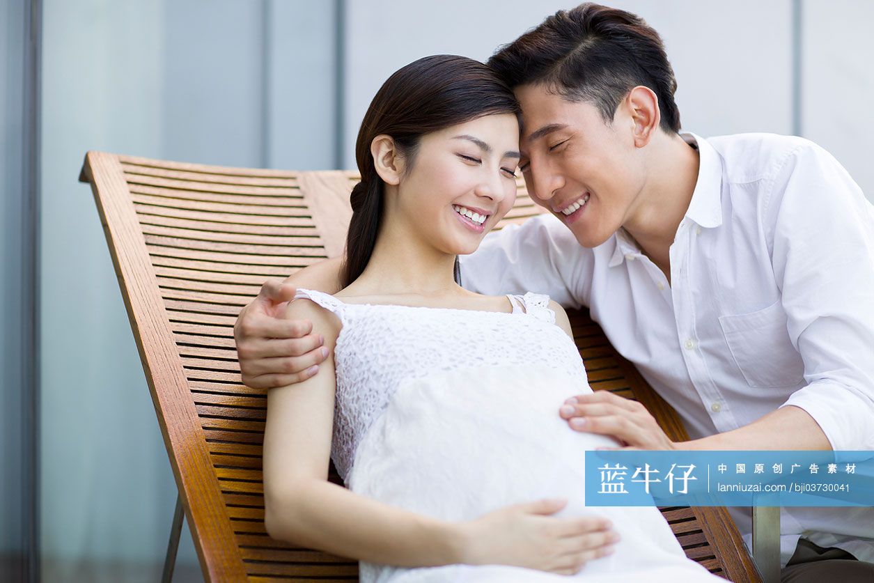 年轻夫妇期待新生儿