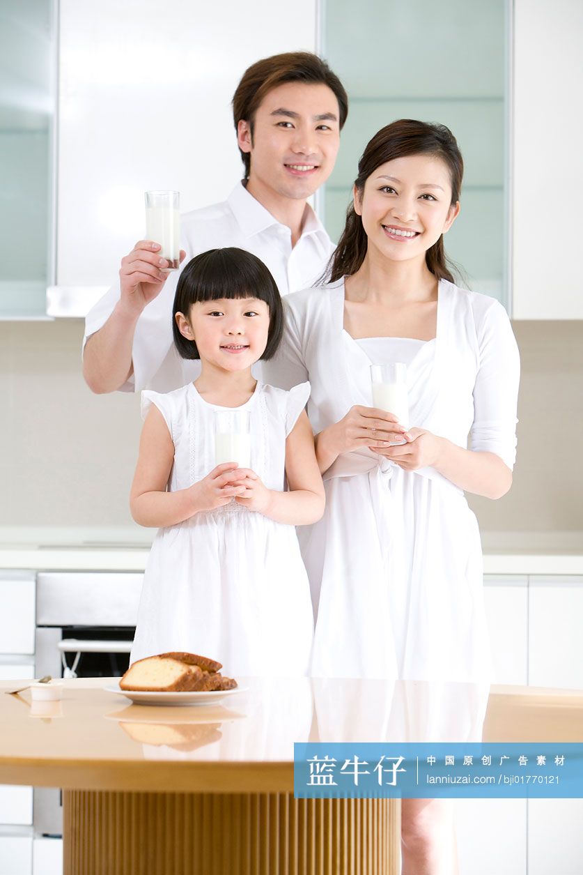 一家三口在厨房